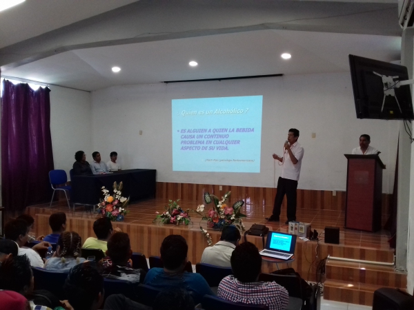 Asisten estudiantes a la conferencia “Alcoholismo en el medio educativo”